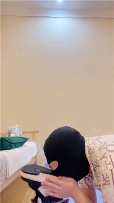 【不期而遇】清理脏鞋底/裸足狂舔/闻香水发骚 艾彩调教库 第16张