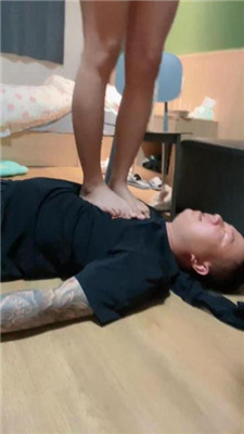 【莉宝儿】带素人175女大学生-膝盖顶裆/混合圣水/虐乳/脚耳光 艾彩调教库 第14张