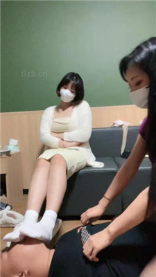 【莉宝儿】带素人175女大学生-膝盖顶裆/混合圣水/虐乳/脚耳光 艾彩调教库 第6张
