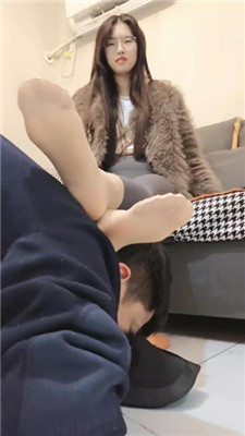 【嘉妮】当脚垫/长靴肉丝踩/臭脚捂脸 艾彩调教库 第3张