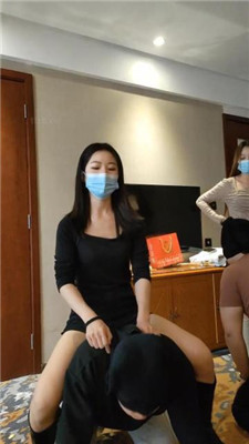 【小雅老师】双S虐双奴-长靴踢踹踩踏/脚插嘴/磕头/【双视角版】 艾彩调教库 第14张
