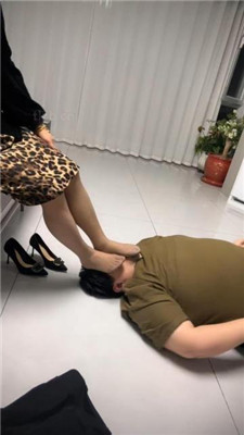 【冰色】恶毒继母-高跟肉丝脚踩狗儿子/口水鞋底 艾彩调教库 第17张