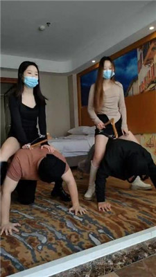 【小雅老师】双主VS双奴-骑马比赛/坐垫俯卧撑/踩踏【双视角版】 艾彩调教库 第13张