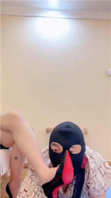 【不期而遇】清理脏鞋底/裸足狂舔/闻香水发骚 艾彩调教库 第14张