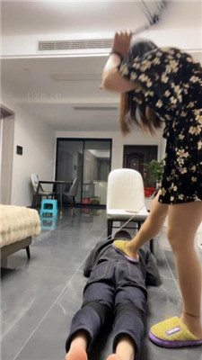 【婷S】长靴S-暴力耳光鞭打踩踏 艾彩调教库 第7张