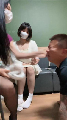 【莉宝儿】带素人175女大学生-膝盖顶裆/混合圣水/虐乳/脚耳光 艾彩调教库 第8张