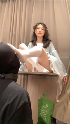 【小麦】皮鞋白袜萝莉S-磕头求虐/掐乳/臭脚狂舔 艾彩调教库 第5张