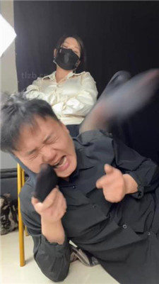 【甜心教主】油亮黑丝除臭-舔浓痰 艾彩调教库 第14张