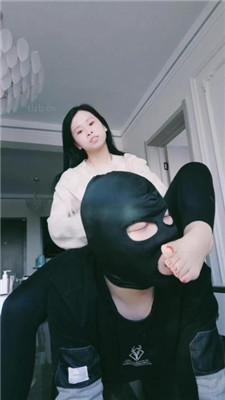 【奶糖】运动后超脏鞋臭白袜踩虐/气味控制辱 艾彩调教库 第16张