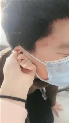 【子衿】揪耳朵/裸足踩伺候起床/叼黑袜/赏赐晨尿 艾彩调教库 第5张