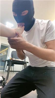 【七七】抽耳光/舔脏运动鞋/白袜脚捂脸/sp/转胯/掐乳 艾彩调教库 第6张