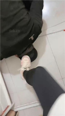 【小月牙】纹身女S-滴蜡/运动鞋踩虐/鞭打/脚喂食 艾彩调教库 第16张