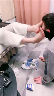 【大小姐S】牵狗链/跪舔脏鞋白袜/强制闻鞋 艾彩调教库 第16张