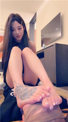【不知名美女】车模S-裸足美腿诱惑舔 艾彩调教库 第12张