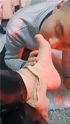 【乐爷】家奴伺候主人就寝 艾彩调教库 第4张
