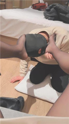 【赵奈奈】长靴黑丝训练狗舌/踩脖插嘴/人体座椅 艾彩调教库 第12张