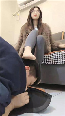 【嘉妮】当脚垫/长靴肉丝踩/臭脚捂脸 艾彩调教库 第2张