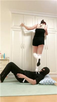 【小妮】白靴虐-清理脏鞋底/全体重踩踏/骑马 JS240720-1 艾彩调教库 第12张
