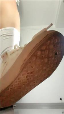 【婷婷婷】沉浸式-脏鞋白袜蹂躏胯下奴 bf43158 艾彩调教库 第2张