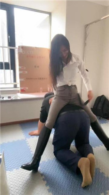 【爱丽丝】皮靴除臭-开发安装师傅当马奴 艾彩调教库 第11张