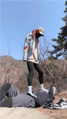 【苒溪】带狗爬山-喂食香肠/清理泥巴脏鞋底/舔雪吃/骑马 艾彩调教库 第17张