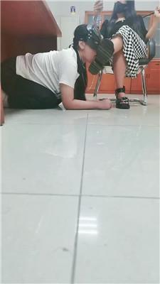【璃茉】母畜-胯下羞辱母畜/清理脏鞋底/脚下喂食【双视角版】 bf43105 艾彩调教库 第4张