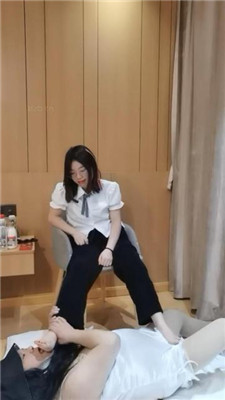 【梨笑】变装狗-跪舔运动鞋白袜/骑脖耳光 艾彩调教库 第9张
