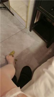 【奈奈老师】白丝脚蹂躏踩地毯/狂舔脚喂食【双视角完整版】 JS240724-7 艾彩调教库 第7张