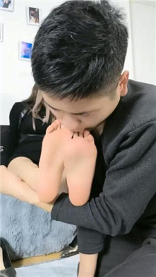 【洛欢】臭脚碾压狗头/裸足恋足狂舔 艾彩调教库 第6张