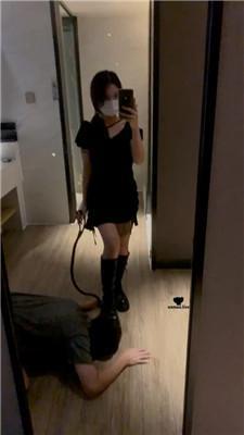 【香芋朱朱】靴子调-踢踹踩踏/碾狗爪/脚喂食 bf43292 艾彩调教库 第13张