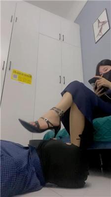【甜一】狗舌清理高跟凉鞋/鞋跟插嘴/虐乳/坐脸窒息 bf43086 艾彩调教库 第8张