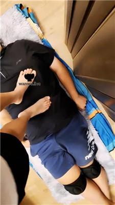 【上海汤圆】裸足全体重踩踏/下跪伺候 JS240729-10 艾彩调教库 第3张