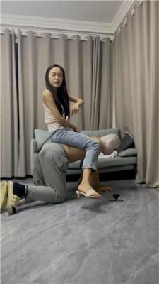 【素人挖掘机】碾压踩狗头/骑马转胯/鞭打/裸足狂舔 bf43213 艾彩调教库 第5张
