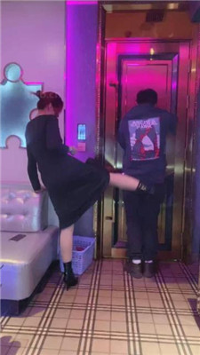 【冰诺】KTV-开发男客户做我的狗【下】 艾彩调教库 第13张