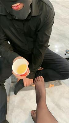 【瑶欣】跪舔黑丝高跟美腿/碾压踩狗爪/赏赐圣水 JS240715-7 艾彩调教库 第14张