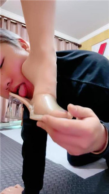 【倪梵】高跟狠扎踩踏/浓痰咀嚼物喂食/跪舔深喉 艾彩调教库 第3张