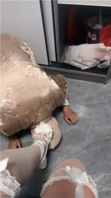 【樱木花道】开发女高中生-粗跟鞋白丝全体重踩/脚窒息/嘴洗袜子 艾彩调教库 第3张