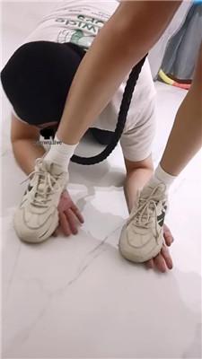 【QQs】小白鞋白袜-骑马遛狗/碾压狗爪/打手心/吃烟灰/舔脏鞋底 bf42716 艾彩调教库 第8张