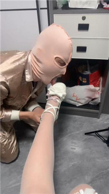 【樱木花道】开发女高中生-粗跟鞋白丝全体重踩/脚窒息/嘴洗袜子 艾彩调教库 第2张