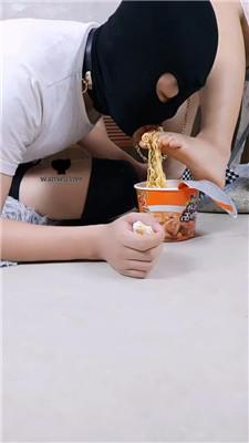 【桃桃樱】圣水泡面强制喂食【双视角版】 JS240728-17 艾彩调教库 第8张
