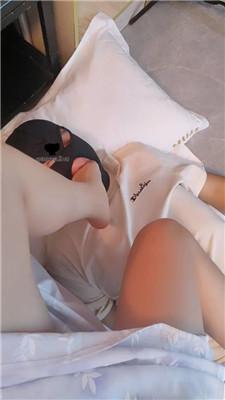 【奈奈老师】伺候主人起床-跪舔白袜裸足【双视角版】JS240724-8 艾彩调教库 第7张