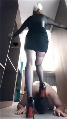 【甜心教主】香水控制/高跟黑丝虐/舔脏鞋/坐脸/圣水 bf42819 艾彩调教库 第4张