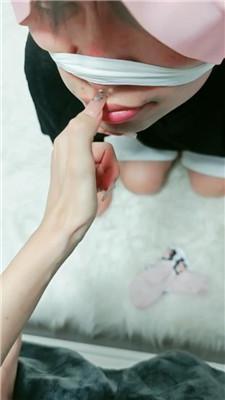【女神mio】小白鞋粉棉袜-夹住狗鼻玩窒息/强制圣水 JS240720-12 艾彩调教库 第17张