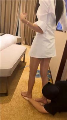 【万一】桌底视角-油亮丝袜美腿深喉 bf43034 艾彩调教库 第16张