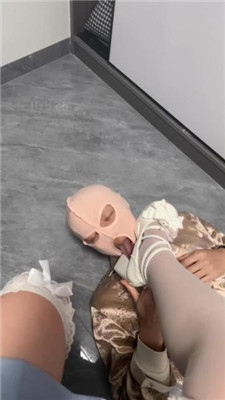 【樱木花道】开发女高中生-粗跟鞋白丝全体重踩/脚窒息/嘴洗袜子 艾彩调教库 第5张