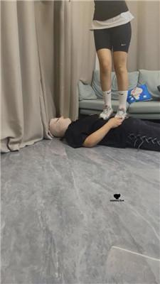 【素人挖掘机】开发白富美女神-运动鞋白袜踩踏/气味辱 bf42937 艾彩调教库 第3张