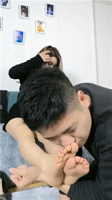 【洛欢】臭脚碾压狗头/裸足恋足狂舔 艾彩调教库 第5张