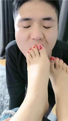 【洛欢】臭脚碾压狗头/裸足恋足狂舔 艾彩调教库 第10张