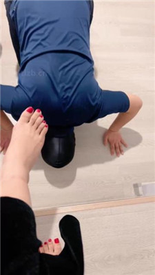 【曼伊】模特S-居高临下视角-清理小白鞋/圣水泡棉袜 艾彩调教库 第17张
