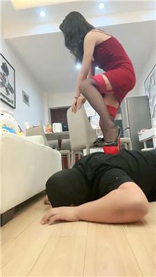 【乔妹】高跟黑丝踩虐/清理脏鞋底/鞭打/吃烟灰 bf42800 艾彩调教库 第20张
